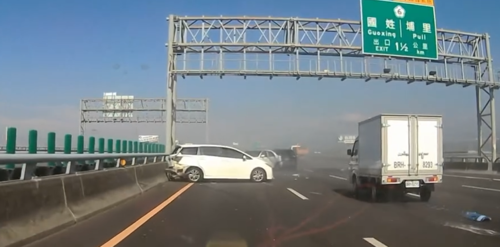  玩命駕駛！砂石車運將酒駕上國道　變換車道不當害後方6車追撞