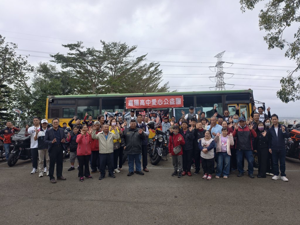 嘉陽高中辦歲末公益活動　川啟愛心重車協會重機進校園送暖