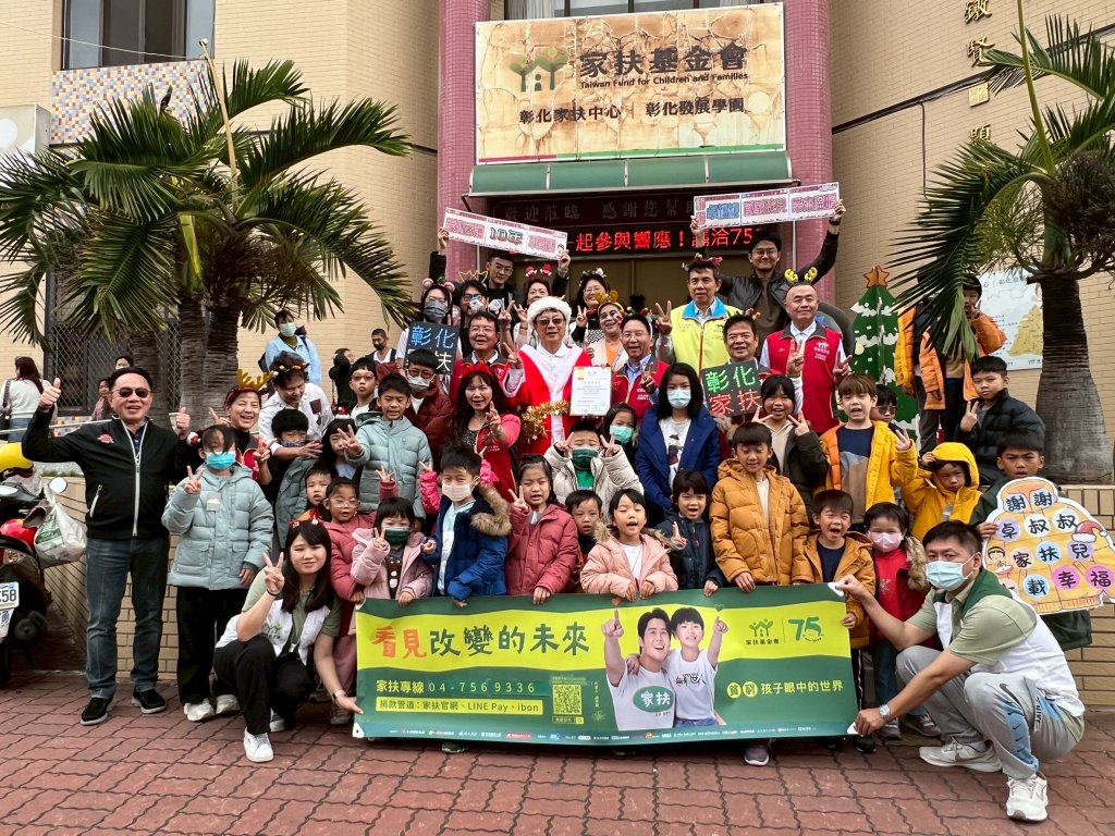 前縣長卓伯源再攜手帥宇企業捐羽絨外套給彰化家扶中心