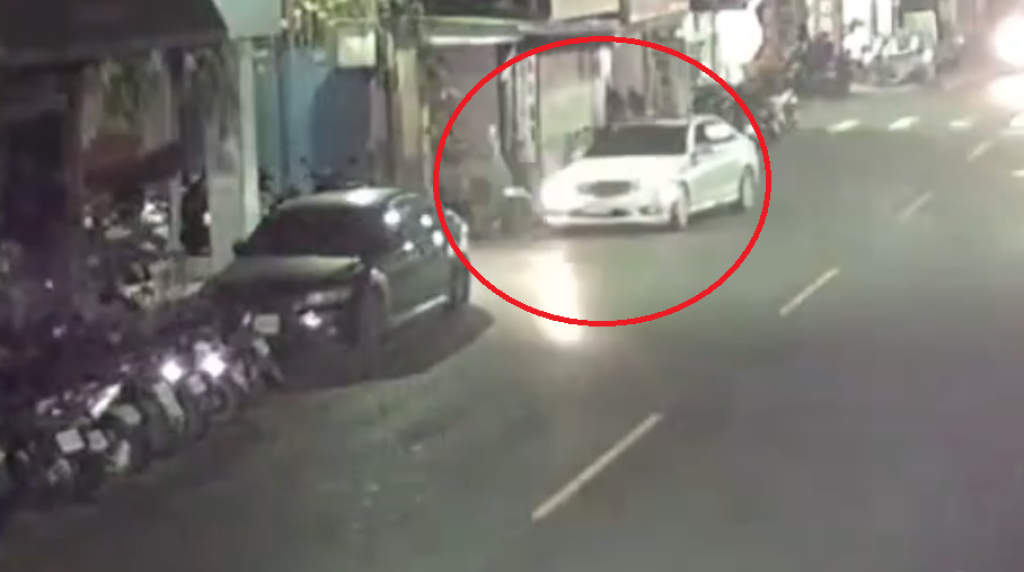 新莊肇逃車禍！白色賓士撞倒機車落跑　車主「想看熱鬧」結果氣炸