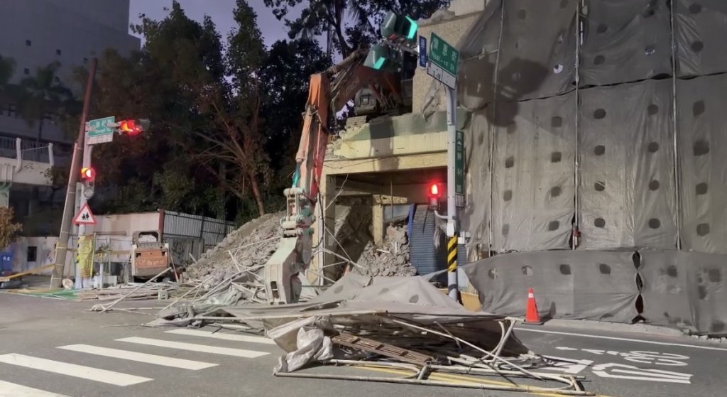 強風吹垮工地鷹架！台南街口「瞬間倒塌」  路人狂奔逃命驚險畫面曝光