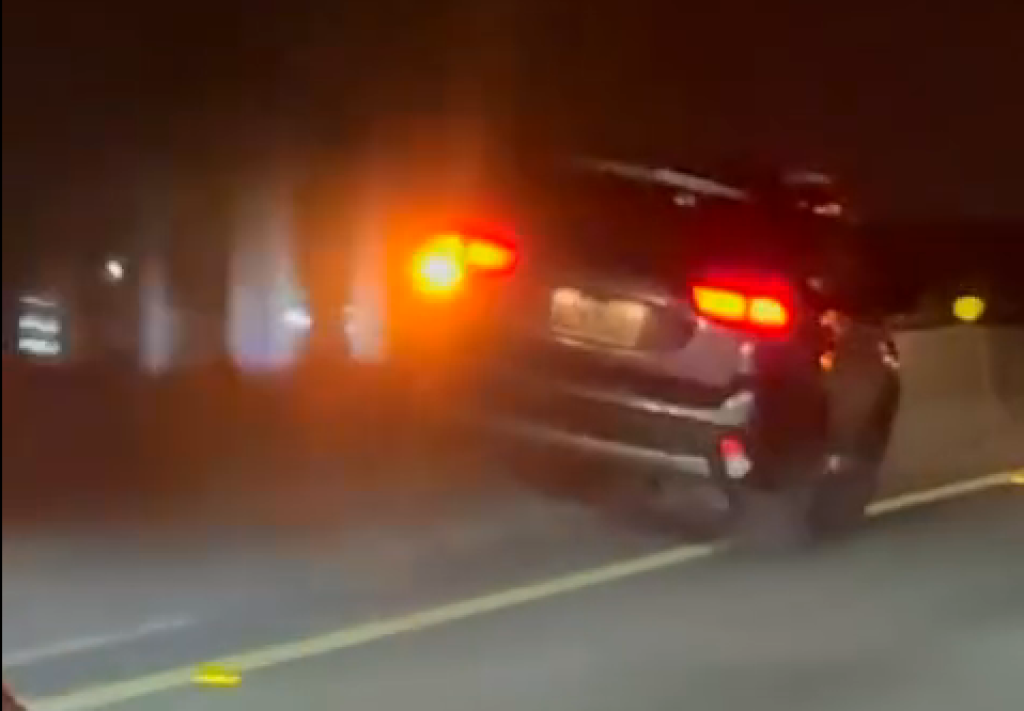 影／國道三角箭跑法？休旅車開上內側護欄行駛　目擊者傻眼：他在幹嘛？