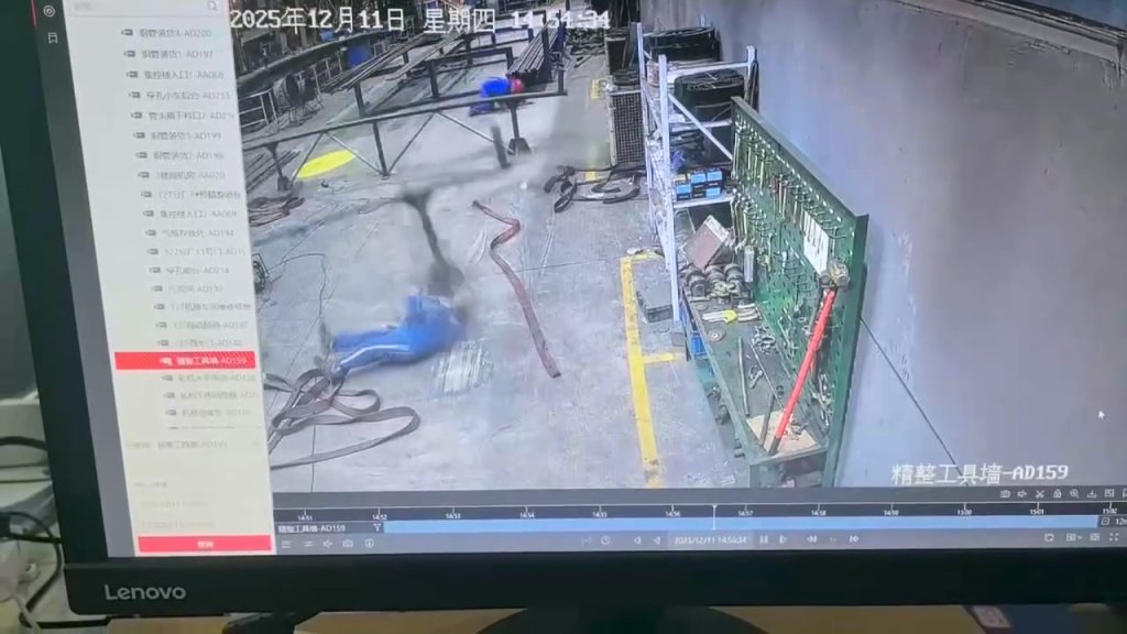 影／工地吊裝事故！支架側傾鋼管掉落　陸工人閃避不及被爆頭