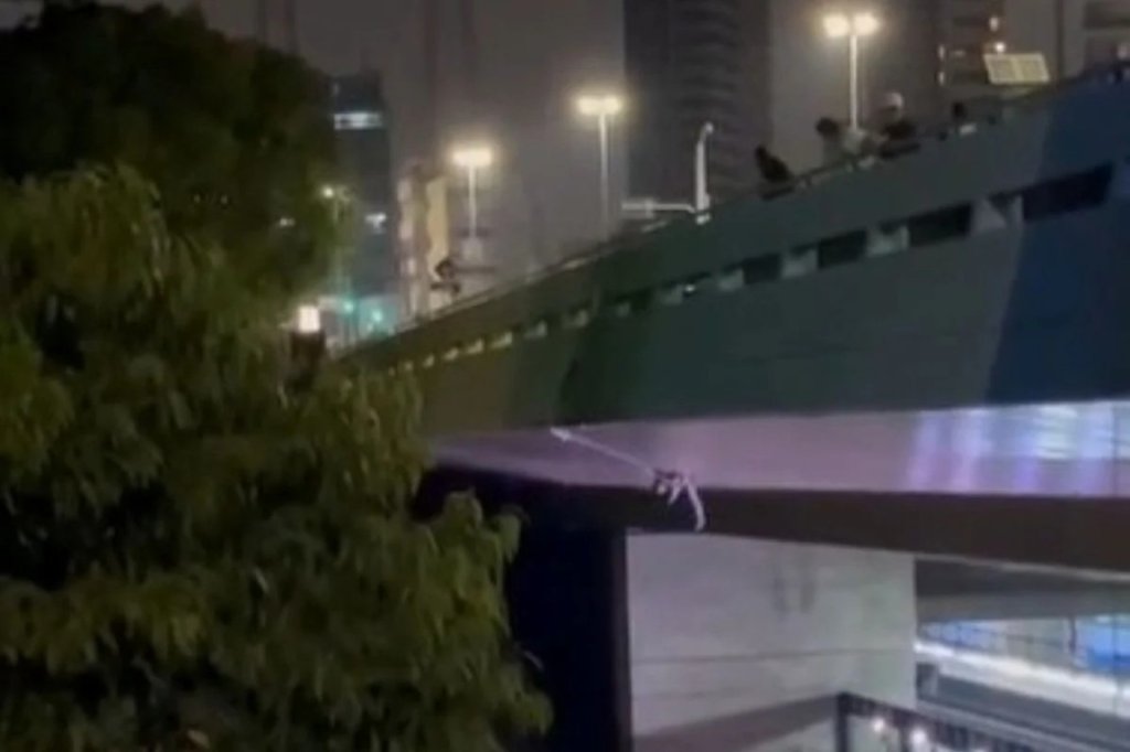 影／巴西26歲女高架橋玩高空彈跳　回彈時頭部直接撞橋梁