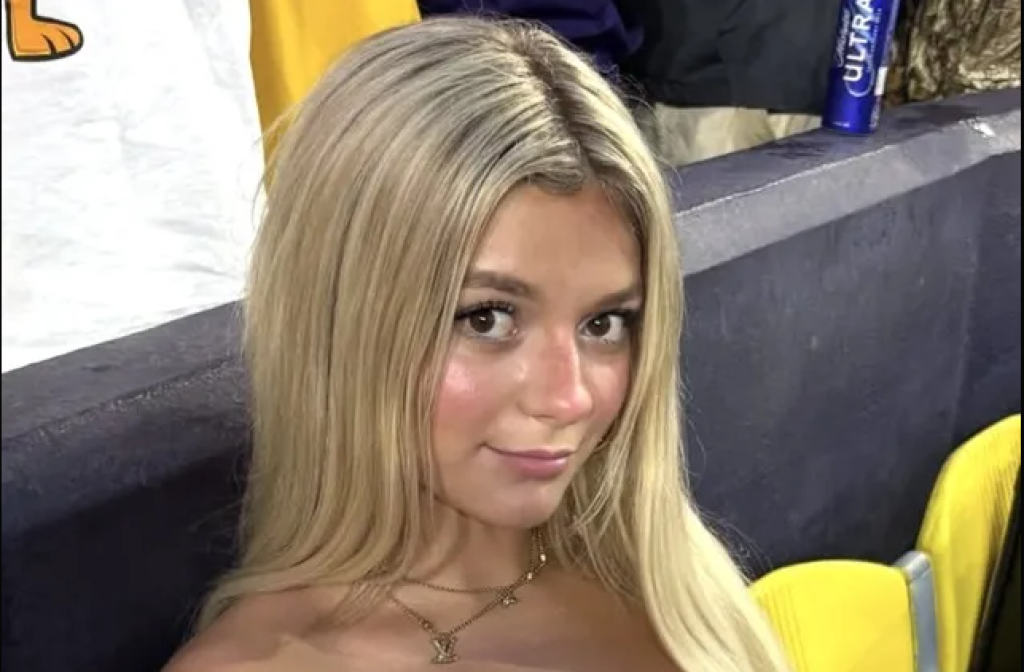 影／19歲OnlyFans女模穿著暴露！在球場觀眾席掀衣露奶　被警方上銬帶離