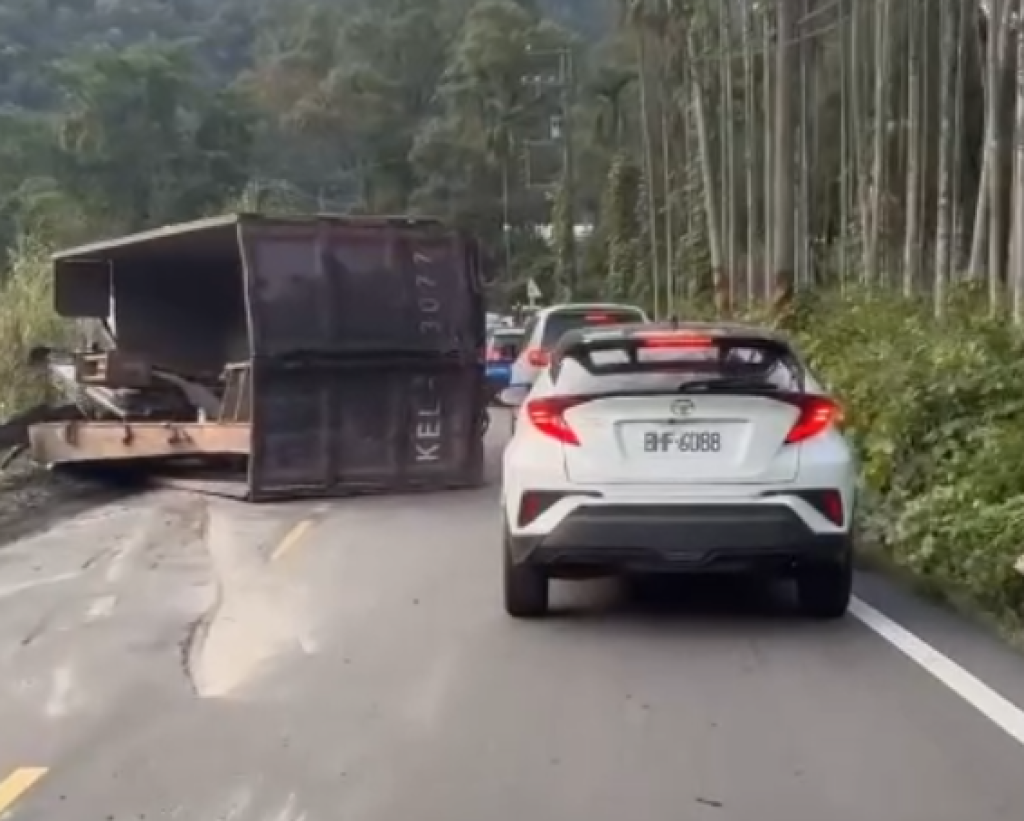  南投埔里大貨車翻覆兩人受困！　警消救援處理中