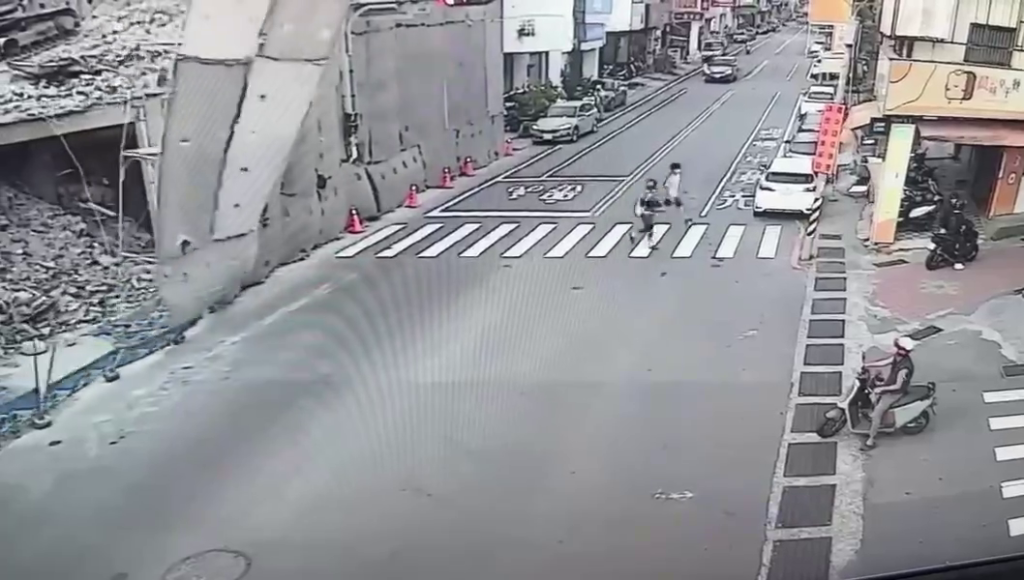 影／台南鷹架不敵強風倒塌！2路人險被壓傷　警急封路交管