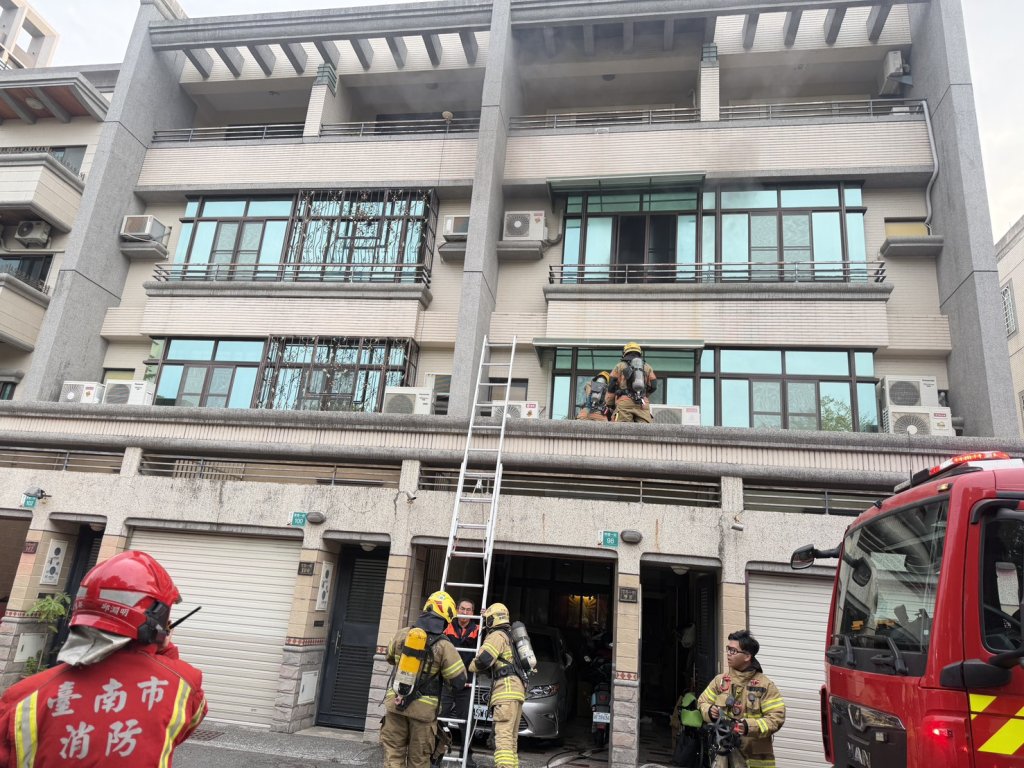 台南民宅廚房火警！2人受困2樓　警消急救出