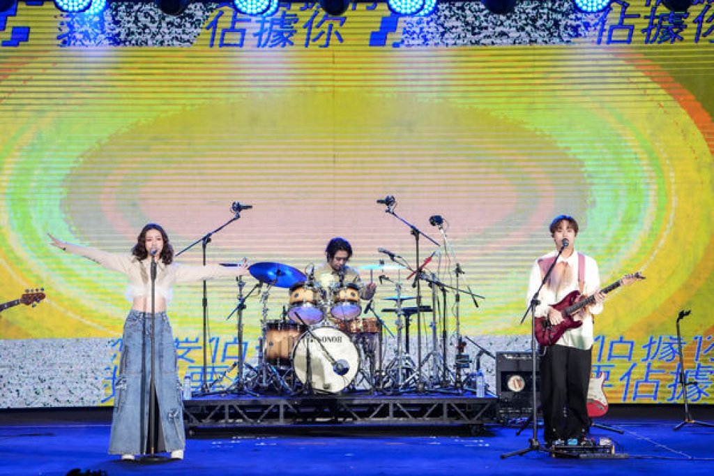 新北耶誕城吸5萬人朝聖　動力火車壓軸掀萬人大合唱