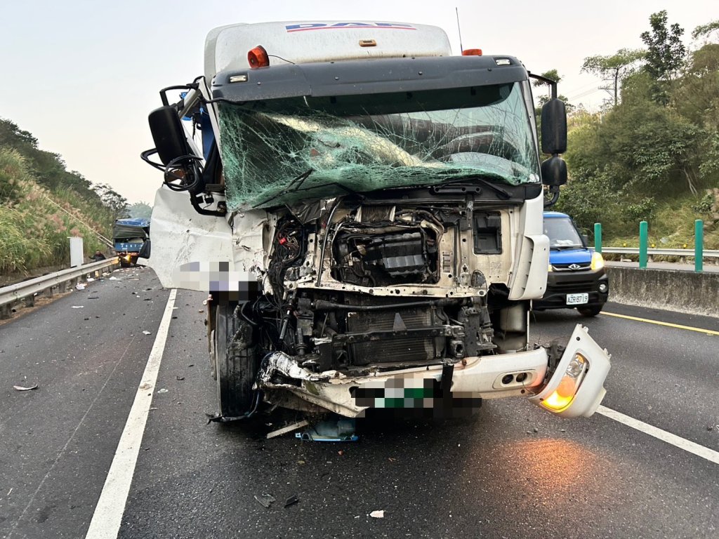 國道10號清晨驚魂！小貨車壓到掉落物打橫　聯結車、遊覽車接連撞
