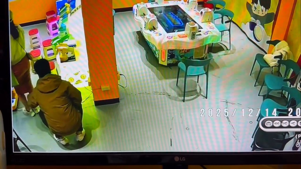 影／男在臨江夜市偷拍！蹲下拿手機攝群內風光　店家報警：碰上了最可惡的事情