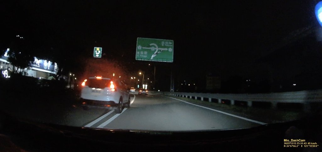 爆料／鶯歌交流道口出現「不定時炸彈」 CRV跨槽化線違規切換車道