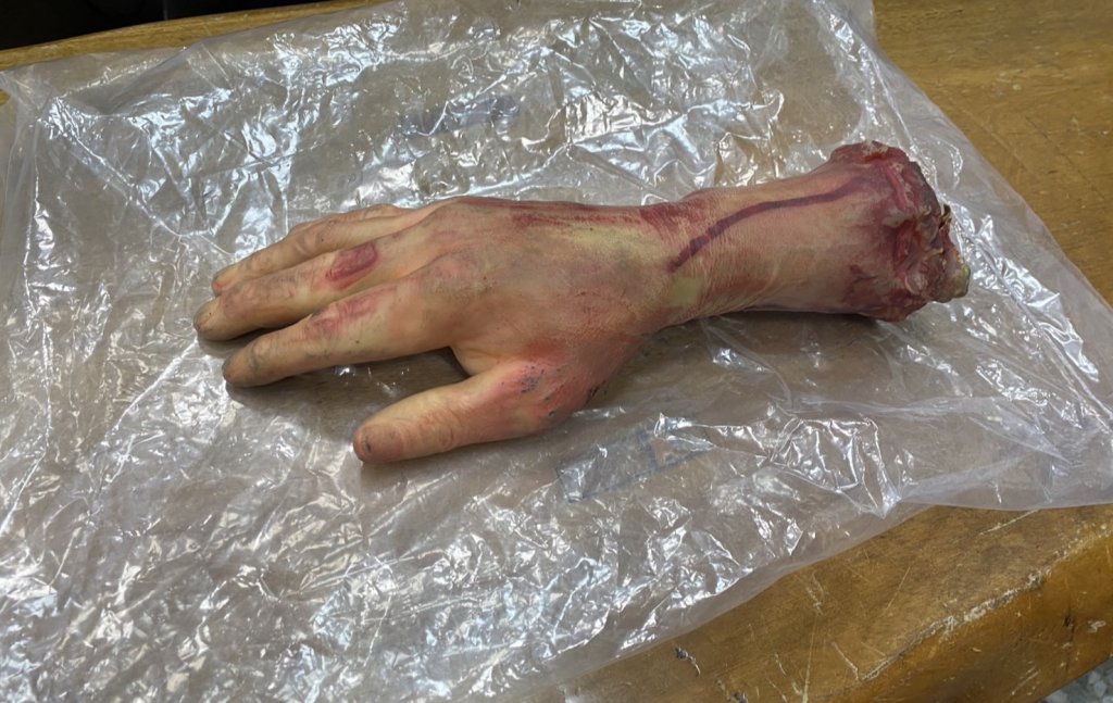 影/玩具假手掉落路旁嚇人一跳　警方追查來源：孩童玩耍惹禍