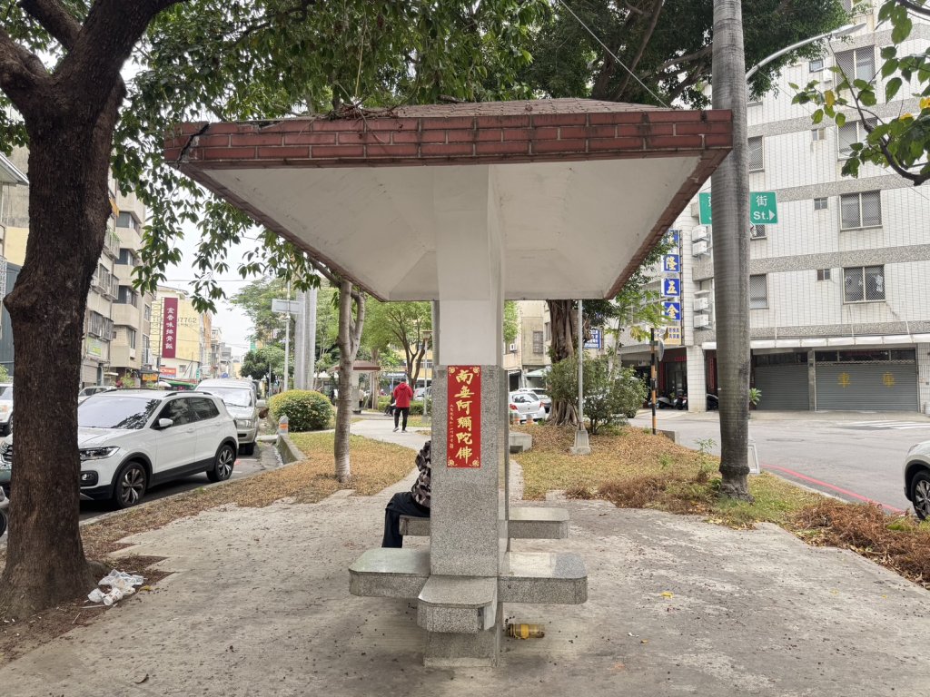 台中園道涼亭遭街友「佔地為王」 市議員陳雅惠協調市府同意拆除