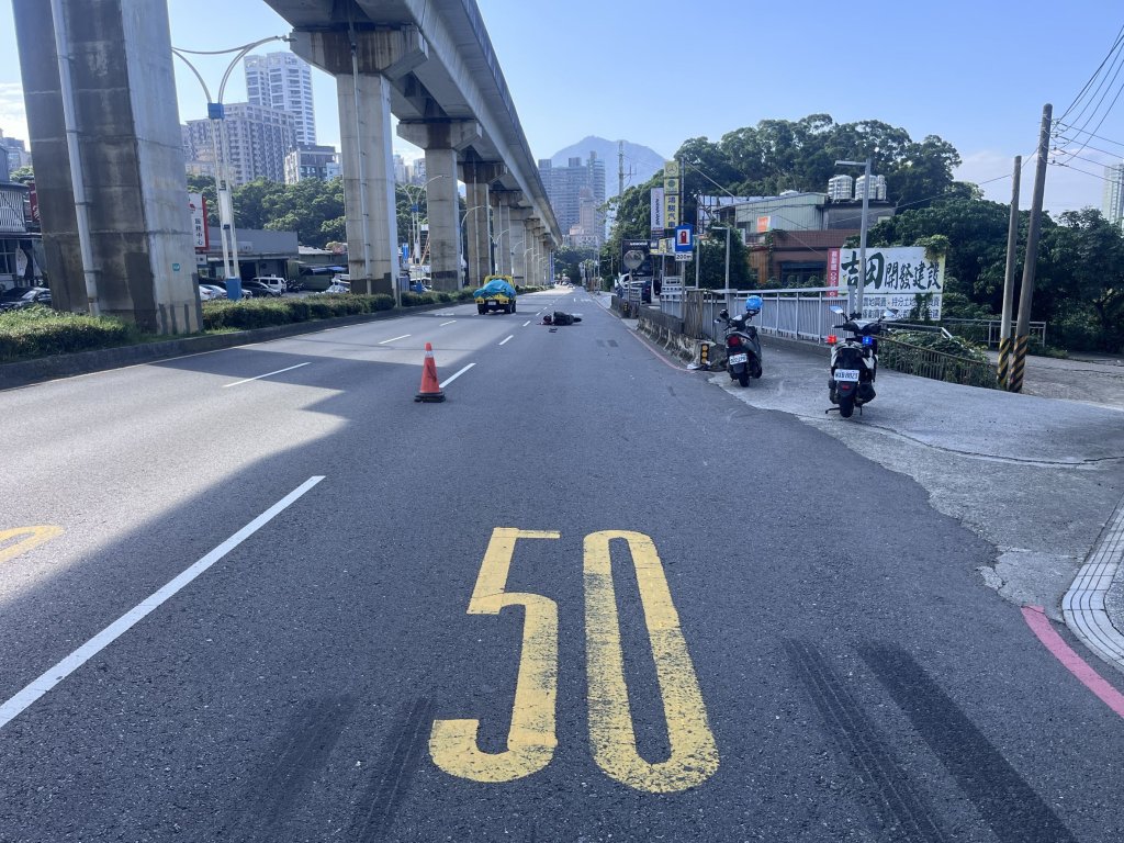 淡水死亡車禍！無照男機車外側右轉　害後方同向女騎士慘摔重創不治