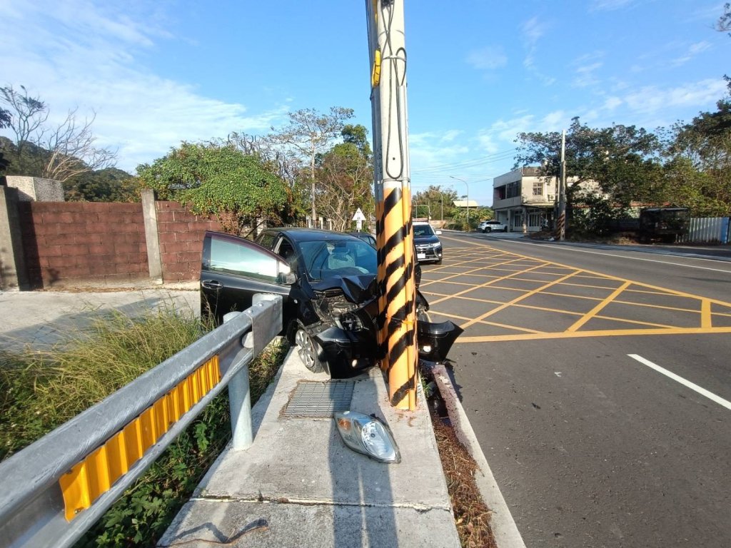 通霄苗128線自小客車自撞電線桿　一家四口受傷送醫