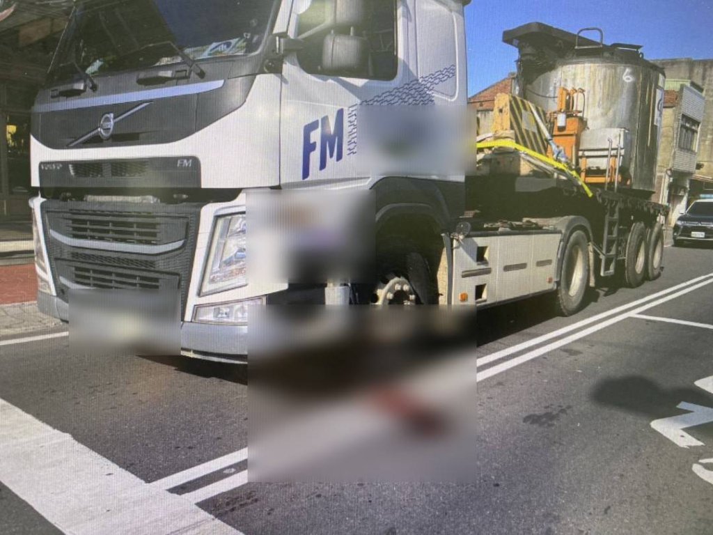 驚險畫面曝光！蘆竹聯結車右轉疑未注意前方　撞倒停等區單車女