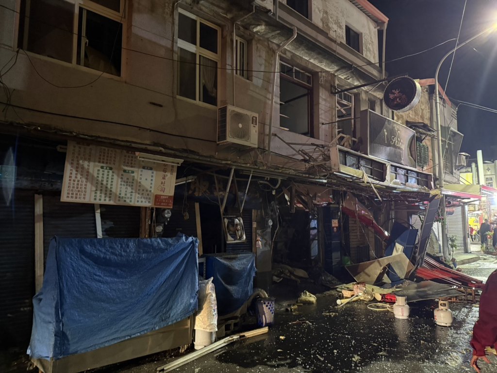 快訊／台南新營氣爆！2人受傷...碎片炸滿街　消防急救援