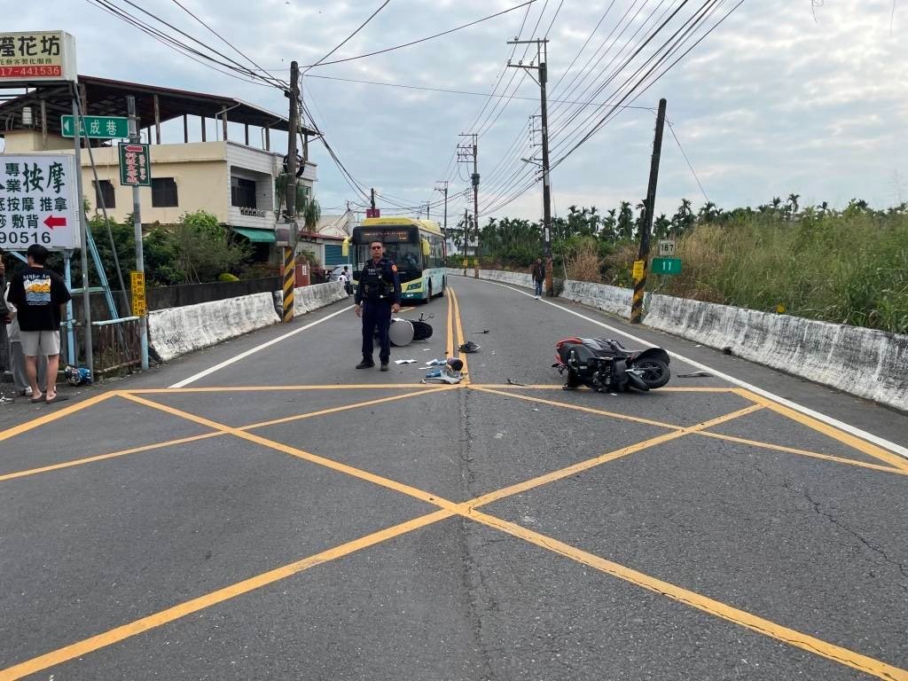 內埔騎士邊騎車邊打招呼釀禍 追撞前車2騎士慘摔 撞擊畫面曝