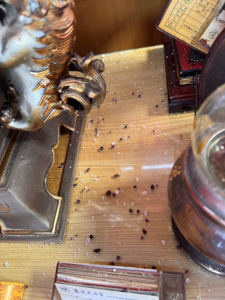 佳冬宮廟清晨遭潑異物 供桌、神尊沾粗鹽黑石…竟是鄰居糾紛惹禍