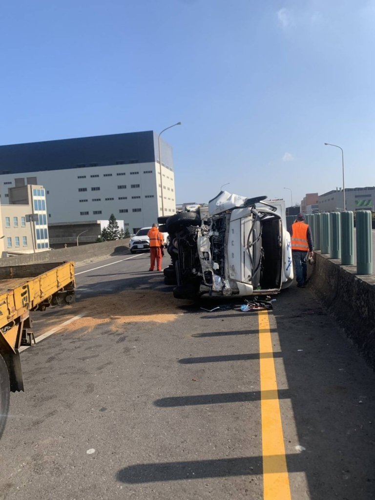 台61線小貨車遭砂石車撞翻！駕駛受傷送醫　交通受阻逾2小時