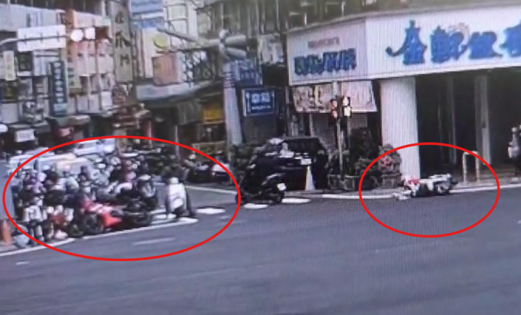 影/待轉區變保齡球一撞全倒！台中北區路口5機車連環撞　2人受傷送醫