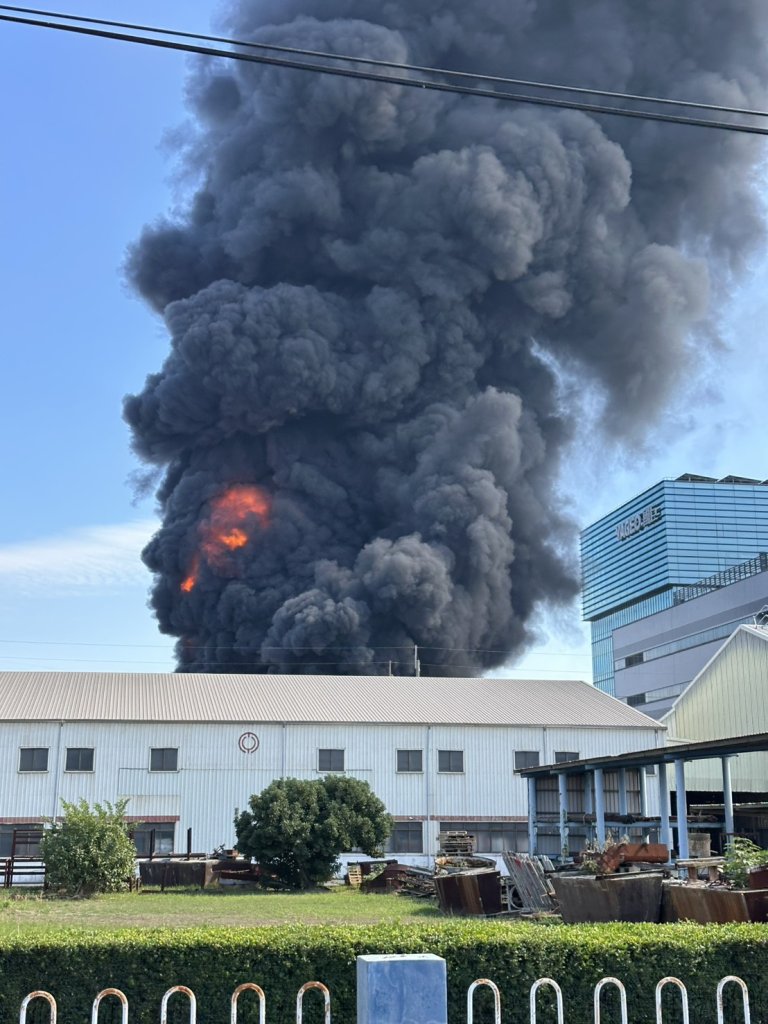快訊／高雄大發工業區工廠火警！數公里外可見烈火　警消搶救中