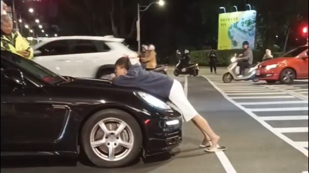 情有獨鍾？板橋詭異男闖紅燈「趴上保時捷」下體狂頂車頭　警要查了