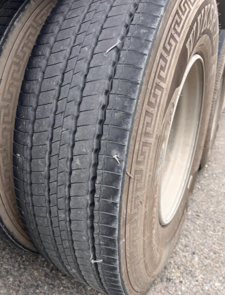 國道貨車載運鐵釘散落路面害聯結車輪胎刺穿！　國道警將對肇事駕駛開罰