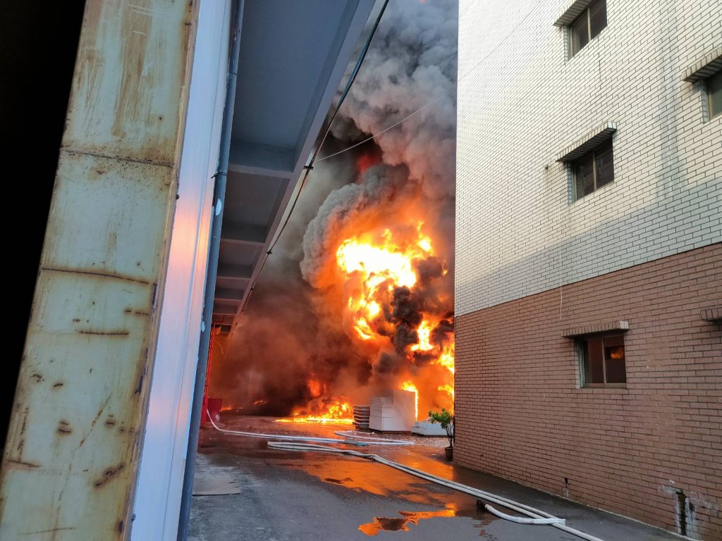 快訊／高雄大發工業區工廠狂燒！陳其邁到場曝火警原因