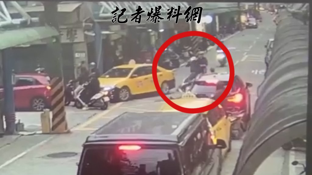 新店機車「跨越雙黃線」逆向撞行人　再波及對向機車釀三方事故