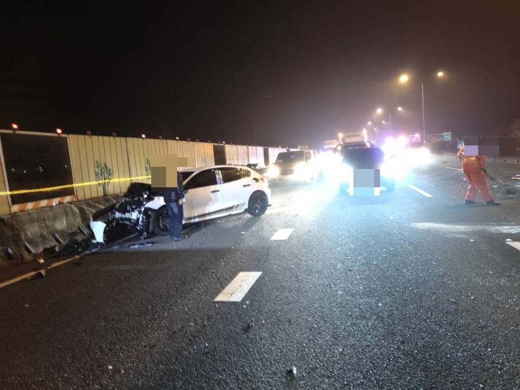 紅斑馬亮燈執勤竟被撞！國道1號深夜驚魂 駕駛未注意釀禍