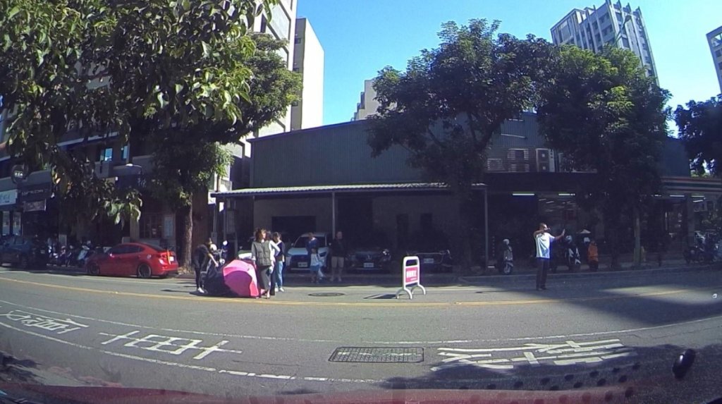 影/沒碰到也算肇事？違停車害騎士摔車 警察神追查揪出真兇