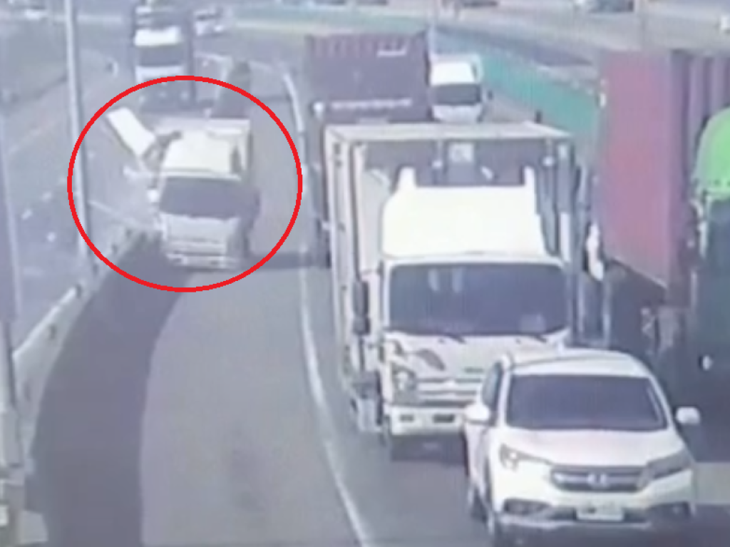 撞擊畫面曝光！台61線林口路段小貨車失控撞2車　駕駛受困車內