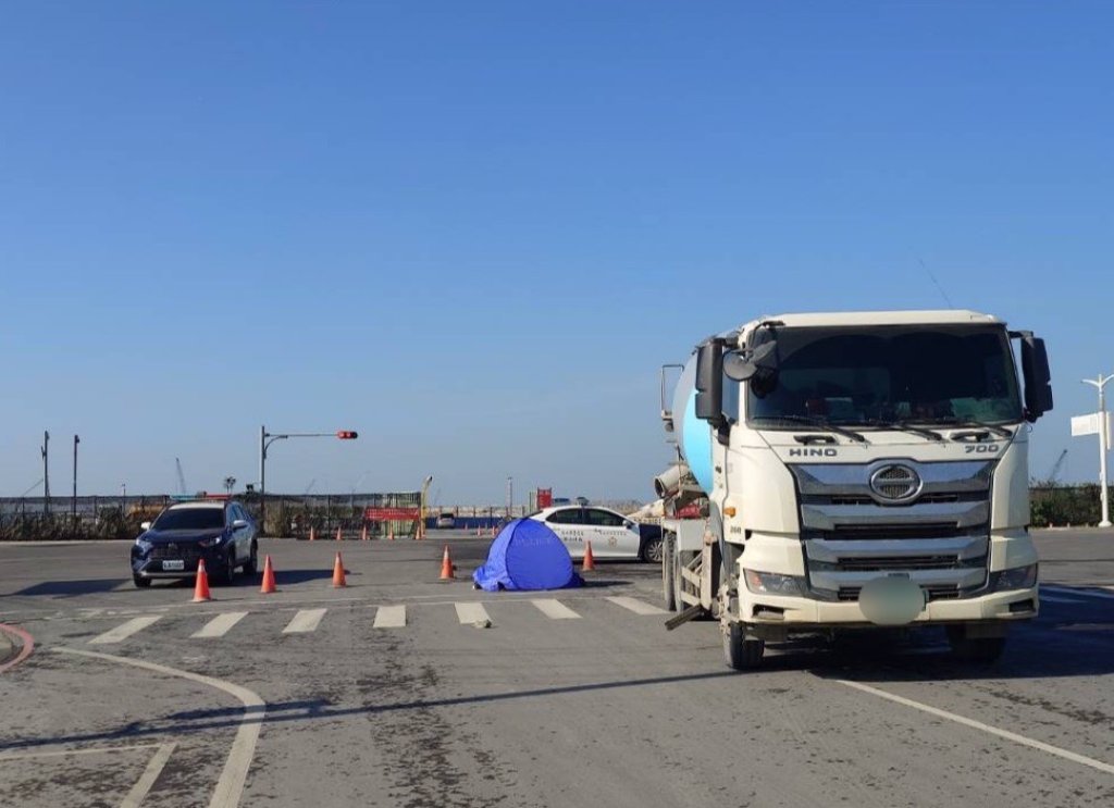 快訊／高雄死亡車禍！34歲男遭水泥預拌車「當場輾斃」