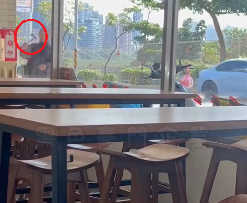 淡水斧頭幫？男子超商旁把玩揮舞斧頭　民眾嚇壞  