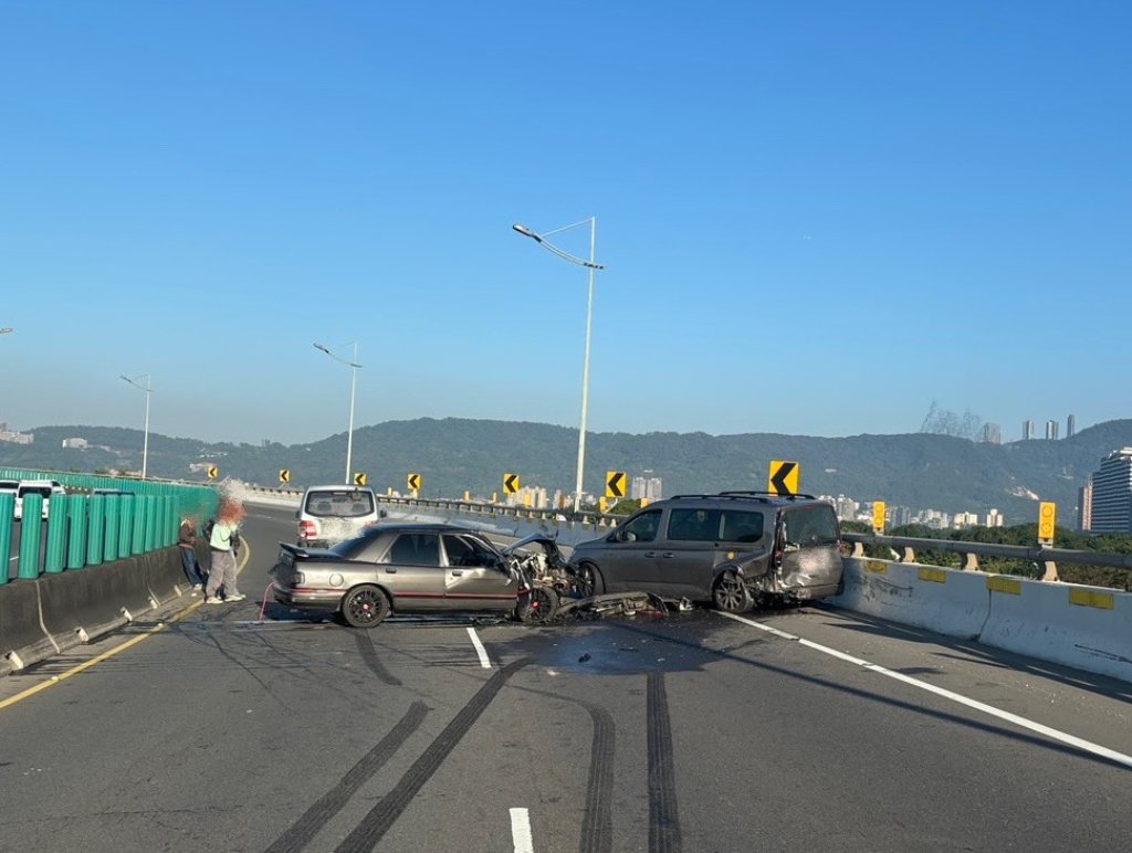 洲美快3車連環撞！男開車猛撞小黃後「再彈內線」