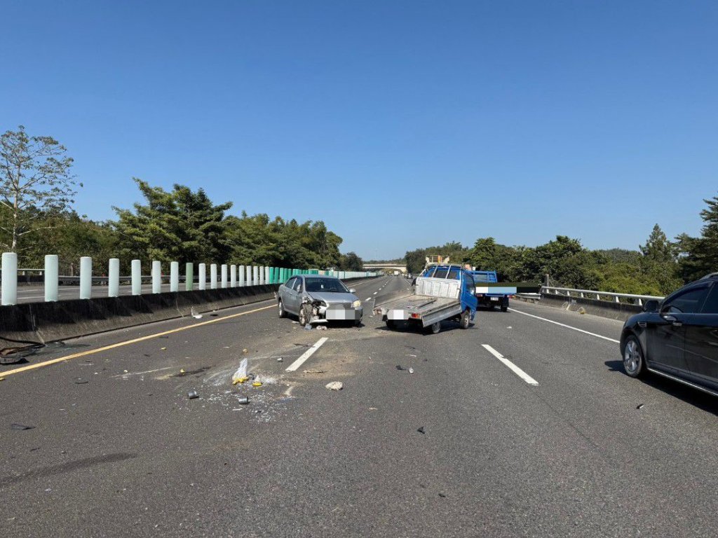 快訊／國3北362.5公里4車碰撞！1小貨車翻覆駕駛受傷...佔中內線　警消急救援