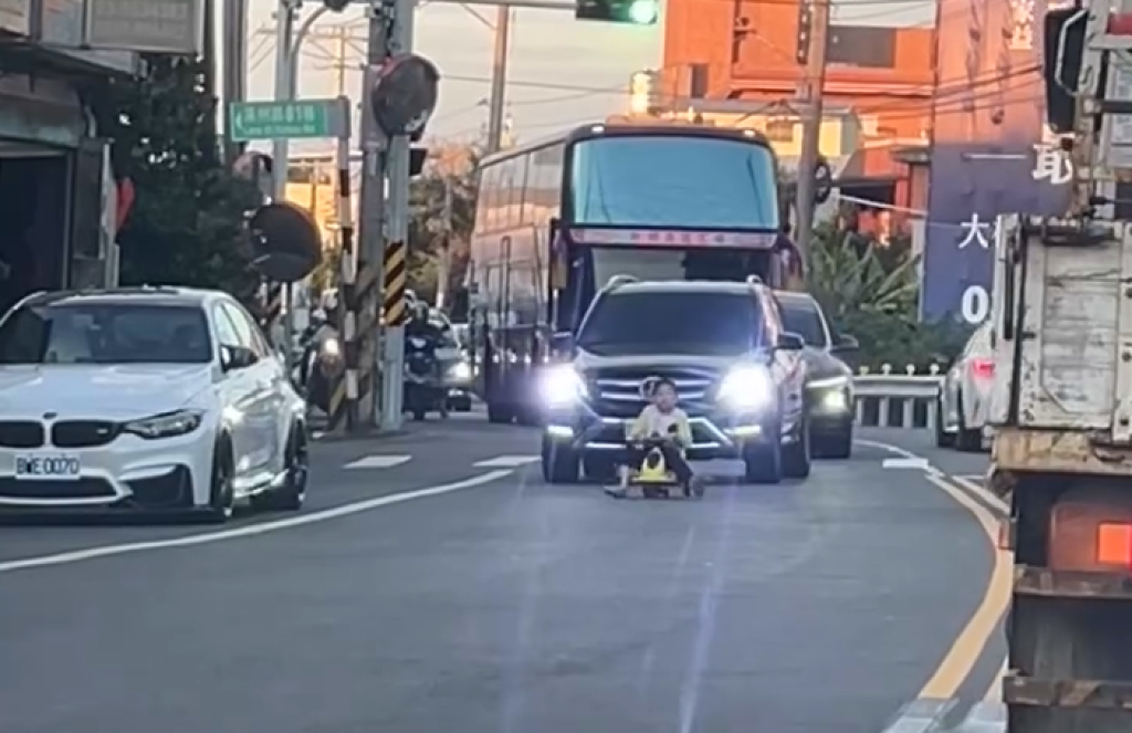 影／男童車道玩妞妞車！ 後方賓士、遊覽車被堵變路隊長　網友：超危險