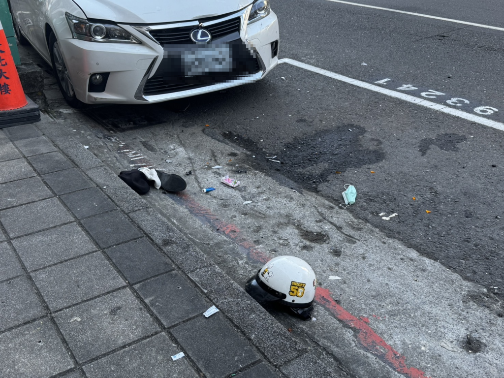 快訊／現場畫面曝！77歲婦「自稱頭暈」逆撞機車母子　媽媽OHCA