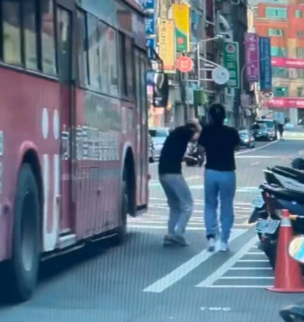  桃園路人被公車後照鏡「巴頭」　網友反應一面到