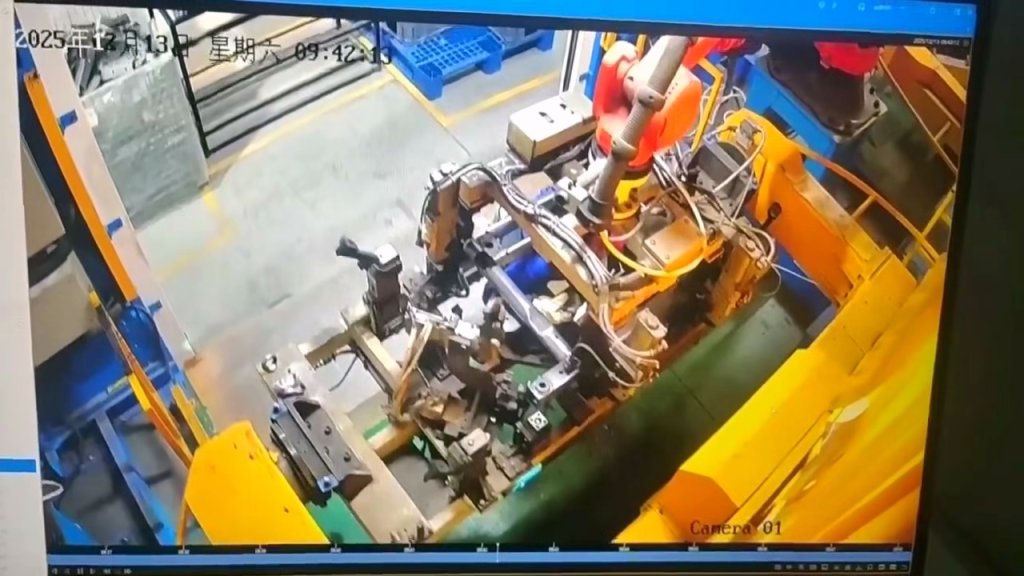 影／工安意外！工人維修途中遭機械臂壓扁　影片陸網瘋傳