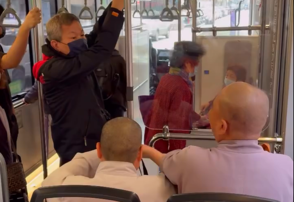 影／搭公車被踩腳！阿北一句「出家人要有修為」　比丘尼爆氣狂罵5分鐘司機也遭波及