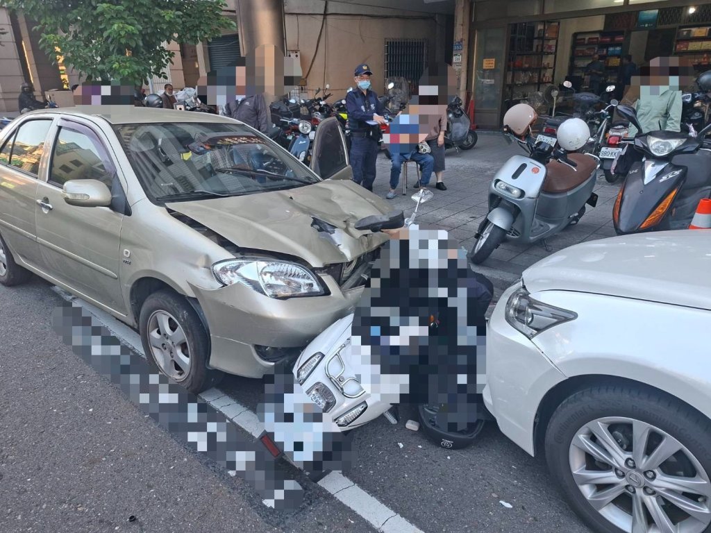 獨／教書25年師亡...母子雙載遭77歲婦撞到「天人永隔」　機車頭毀