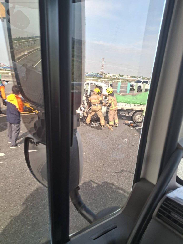 國道3號追撞事故！　小貨車車頭撞爛駕駛受困車內腳部骨折