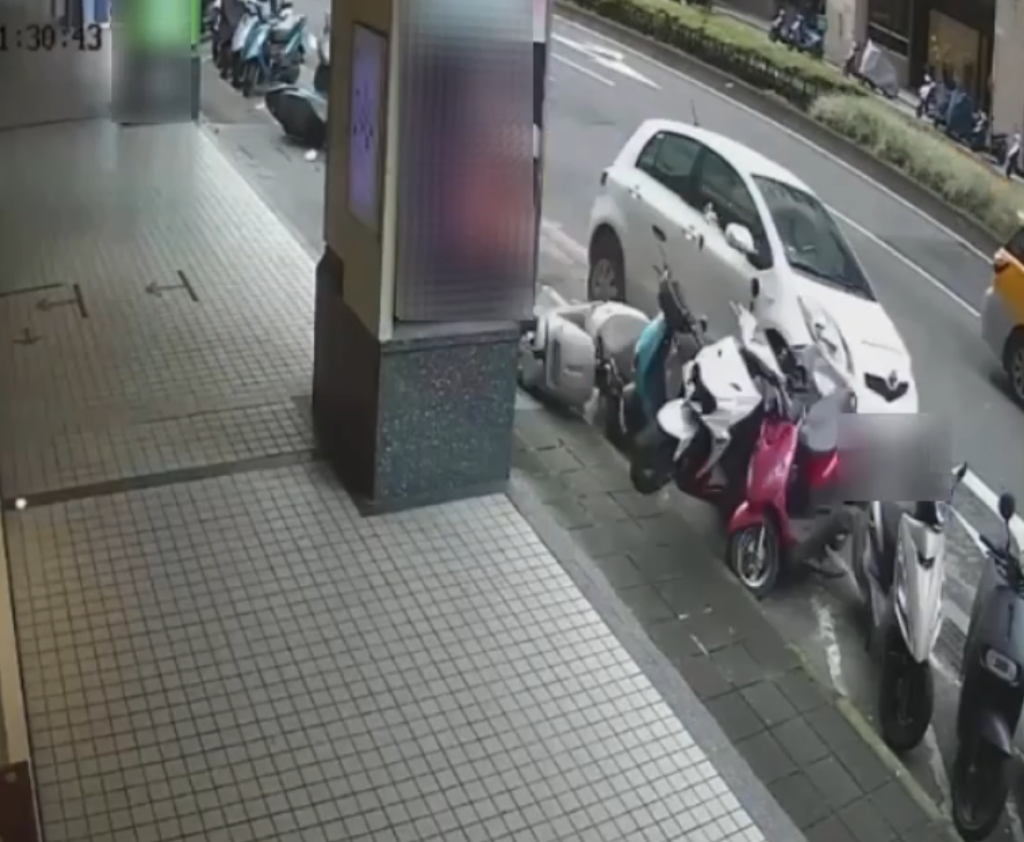 撞擊畫面曝光！　汐止69歲駕車失控刷17輛機車