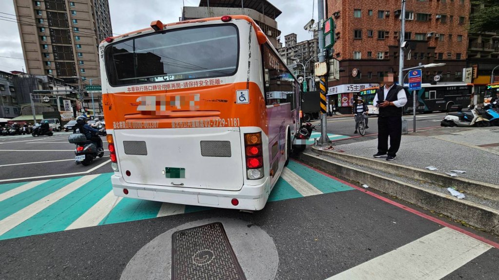店公車機車擦撞！　67歲女騎士骨折送醫