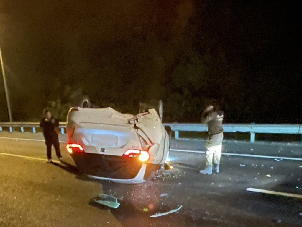 混凝土車變換車道釀禍！國3北上南港段「4車連環撞」 1車翻覆