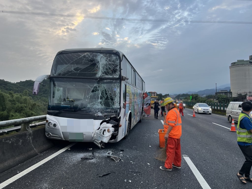 國道1號五堵段4車相撞！　 國光客運6名乘客受傷送醫