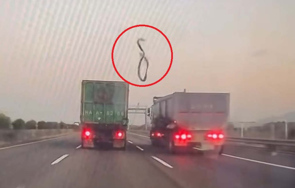 國道大貨車膠條脫落砸車畫面曝光！　警追查肇事車開罰 